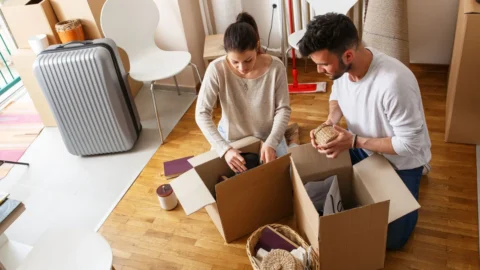 Couple doing division of property according to Swedish law