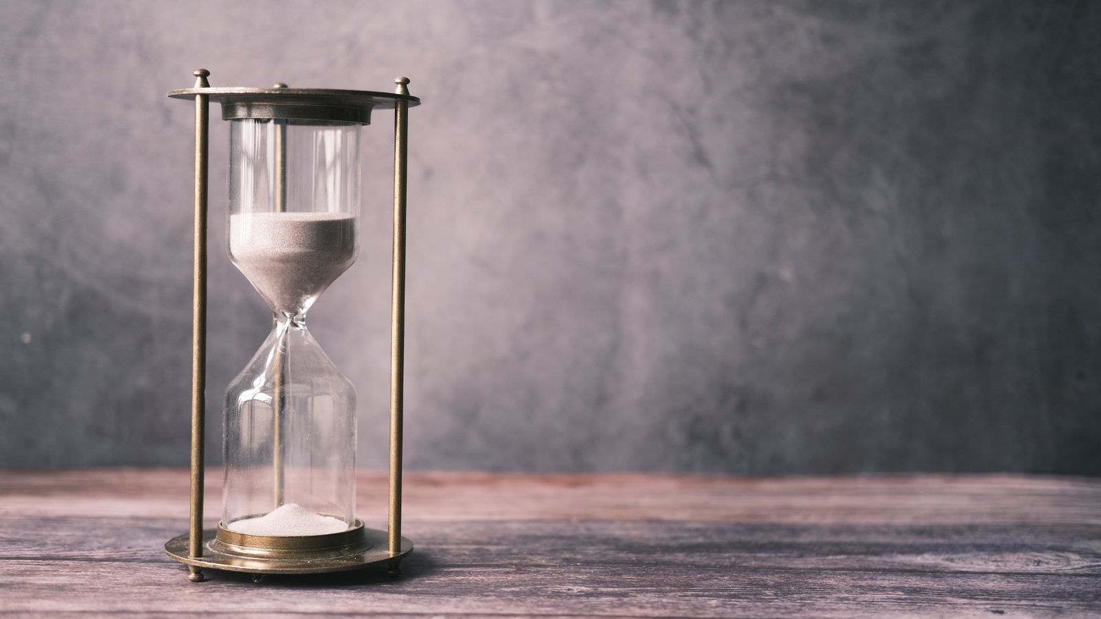 Time glass displaying how long a divorce in Sweden takes.